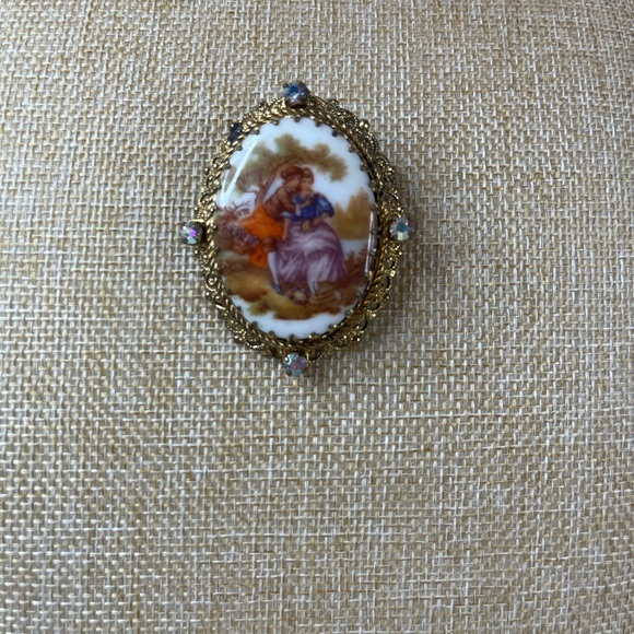 Vintage Cameo Brooch with Gold Detailing - Picture 4 of 5
